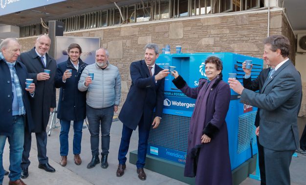 La primera máquina generadora de agua potable ya funciona en el Aldo Cantoni